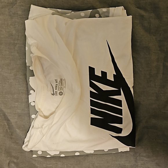 Nike Graphic Tee - Picture 2 of 3